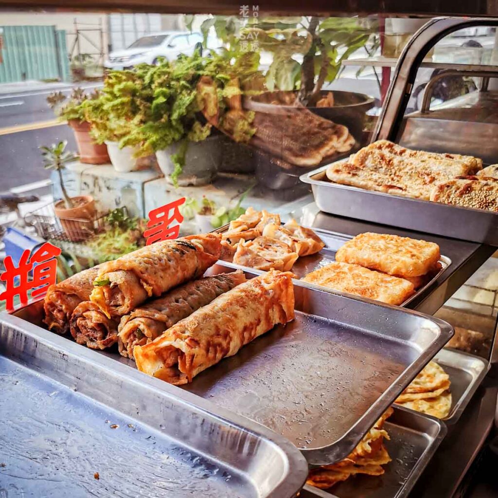 台南｜老四碳烤燒餅：在地超人氣早餐推薦，燒餅、豆豆捲份量大超滿足！-輕旅行
