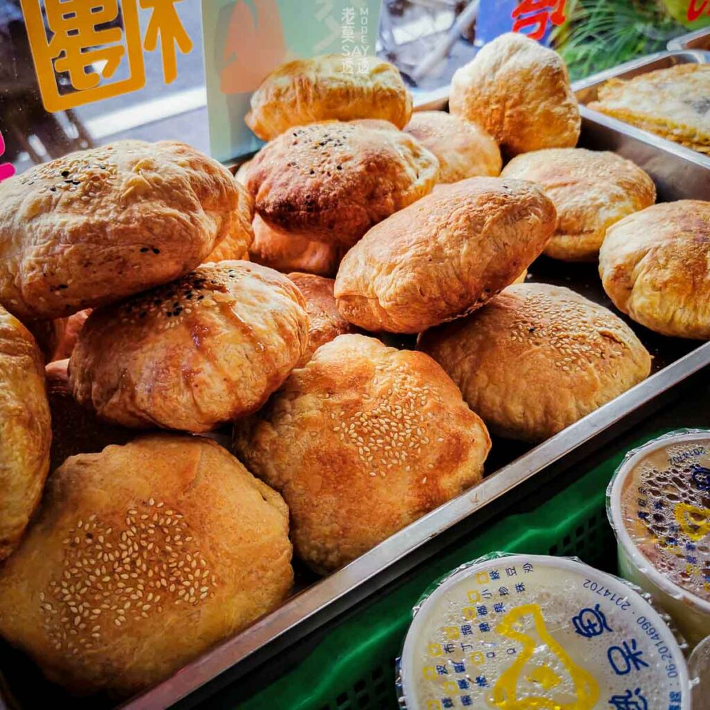 台南｜老四碳烤燒餅：在地超人氣早餐推薦，燒餅、豆豆捲份量大超滿足！-輕旅行